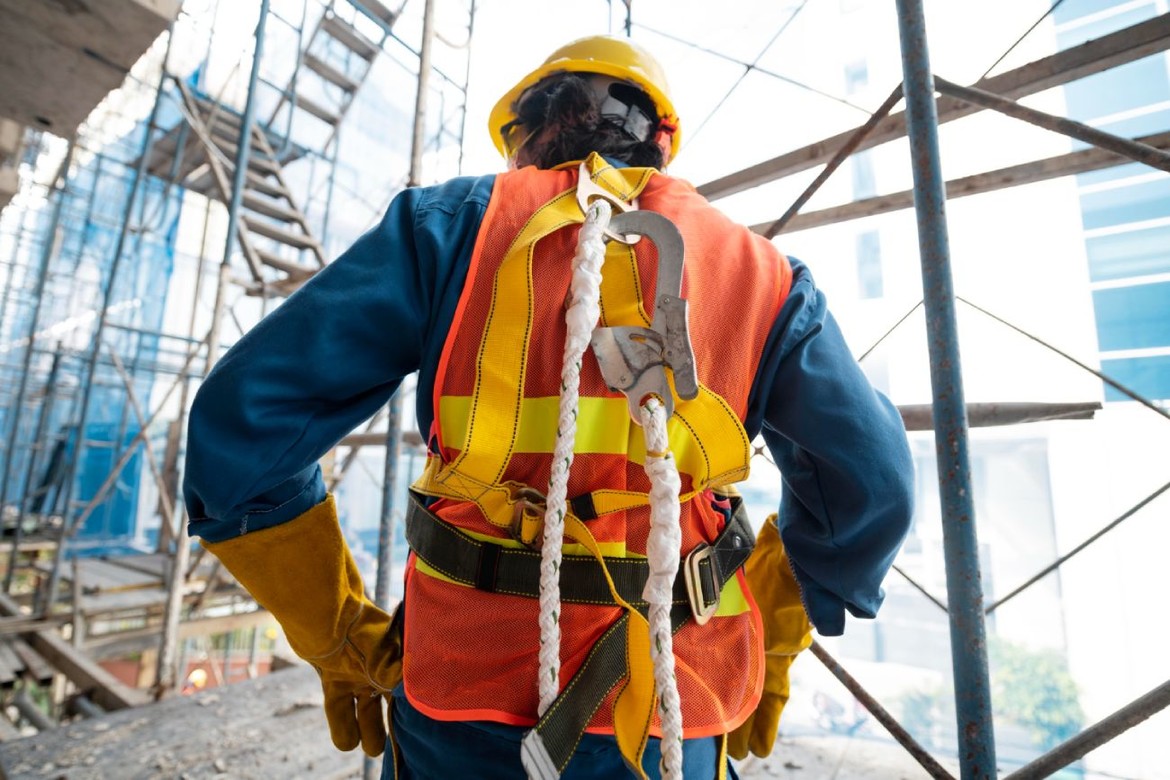 hombre trabajando en montaje de andamios tubulares